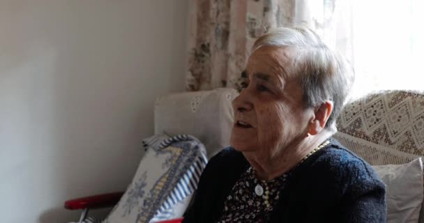 Donna Anziana Che Parla Sola Casa — Video Stock