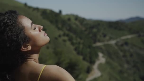 Femme Debout Sur Montagne Regardant Loin — Video