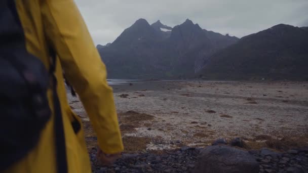 静かな海岸にバックパック付きの孤独な旅行者 — ストック動画