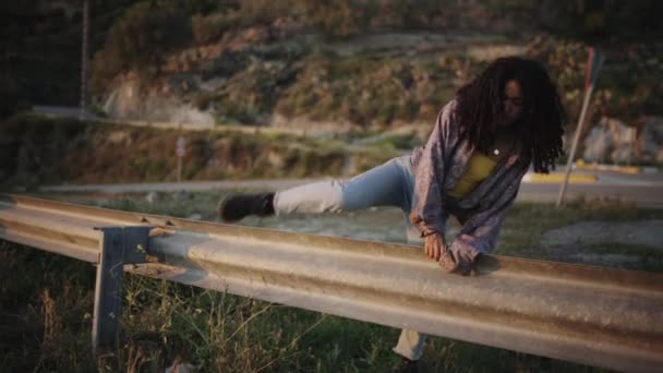 Mujer Negra Saltando Barandilla Caminando Hacia Montaña — Vídeo de stock