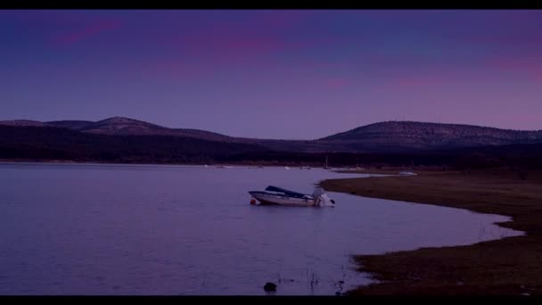 Lago Com Barco Ancorado Pôr Sol — Vídeo de Stock