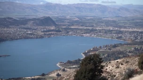 Edificios Pueblo Orilla Cerca Las Montañas — Vídeos de Stock