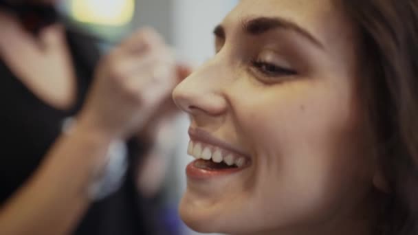 Profesjonalny Fryzjer Robi Fryzurę Kobiety Klienta Salonie — Wideo stockowe