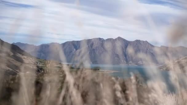 Захватывающий Дух Пейзаж Красивого Озера Между Горами — стоковое видео