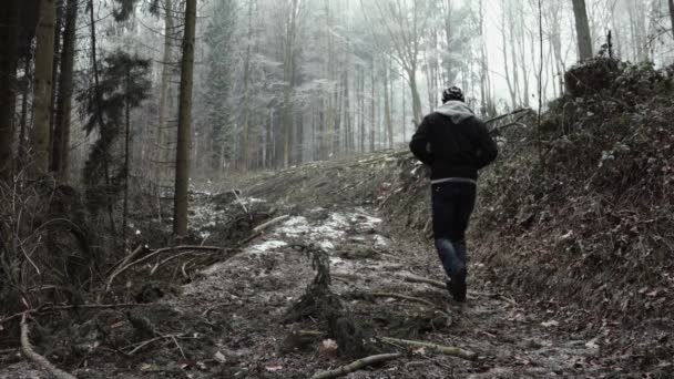 Hombre Anónimo Caminando Por Sendero Nevado — Vídeo de stock