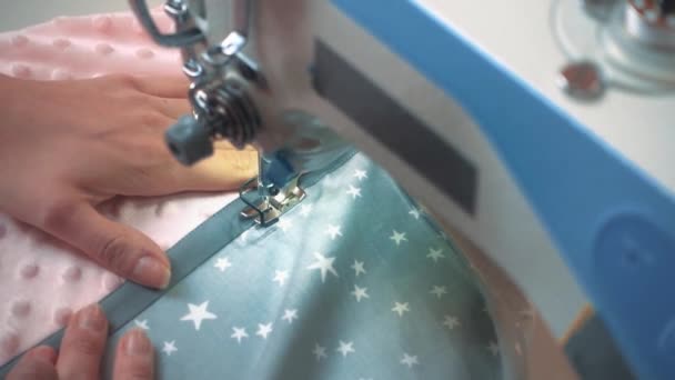 Вид Посев Рук Портного Женского Пола Пришивающего Машину Сидя Столом — стоковое видео