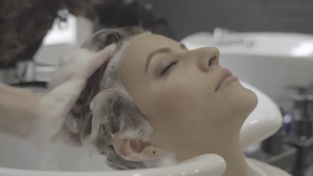 Styliste Lavage Des Cheveux Jeune Femme — Video