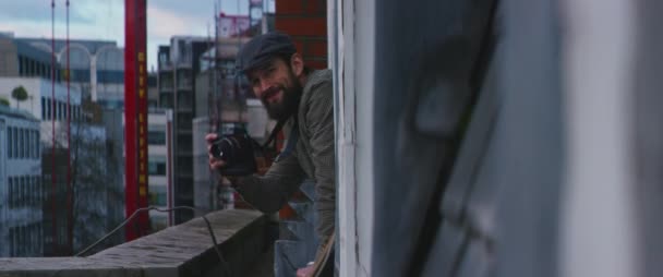 Веселий Молодий Хіпстер Випрямляючи Вікна Фотографію Професійною Фотокамерою — стокове відео