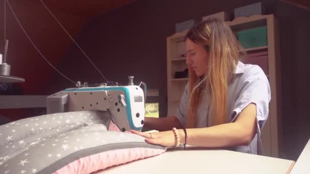 Concentrado Costura Alfaiate Fêmea Máquina Enquanto Sentado Mesa Fundo Turvo — Vídeo de Stock