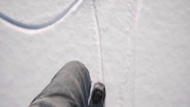 Hombre Las Cosechas Desde Arriba Caminando Sobre Nieve — Vídeos de Stock