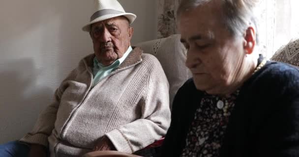 Ηλικιωμένοι Ζευγάρι Μαζί Στο Σπίτι — Αρχείο Βίντεο