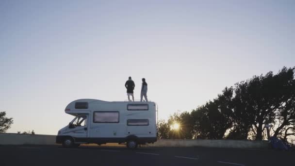 Los Hombres Autocaravana Van Por Carretera Cielo Azul Atardecer Imágenes de stock libres de derechos