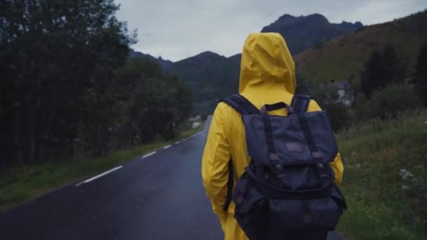 Turista Capa Chuva Andando Estrada Remota — Vídeo de Stock