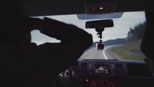 开车送游客到遥远的公路上 — 图库视频影像