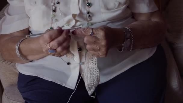 Ältere Frau Häkelt Während Sie Entspannt Hause Sitzt — Stockvideo