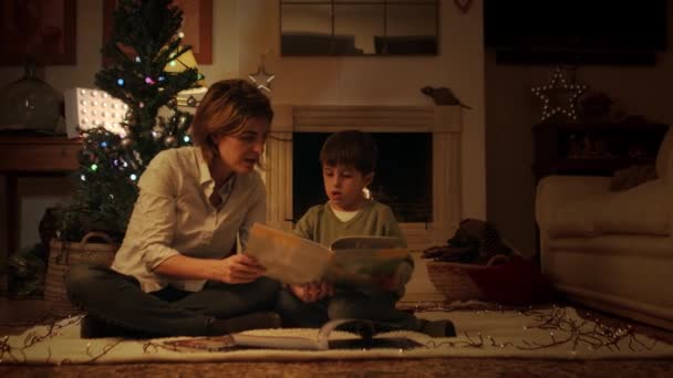 Ibu Membaca Buku Dengan Anak Pada Malam Natal — Stok Video