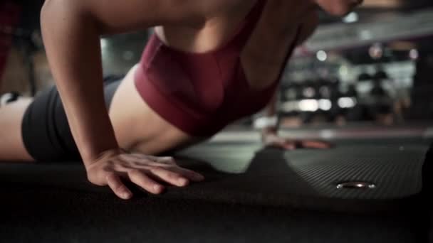 Jong Vrouw Doen Planking Oefening Sportschool — Stockvideo
