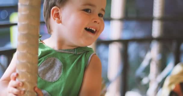 Περίεργο Μικρό Παιδί Πολύχρωμο Κινούμενο Καρουζέλ Στο Πανηγύρι — Αρχείο Βίντεο