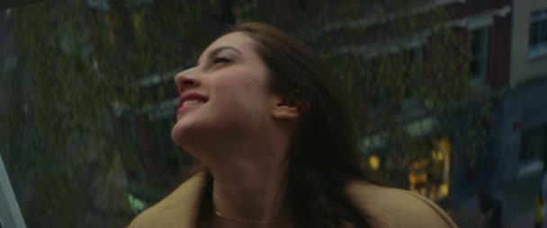 Yukarıdan Bakınca Kapalı Gözlü Çekici Bir Kadın Pencereden Dışarı Sarkan — Stok video