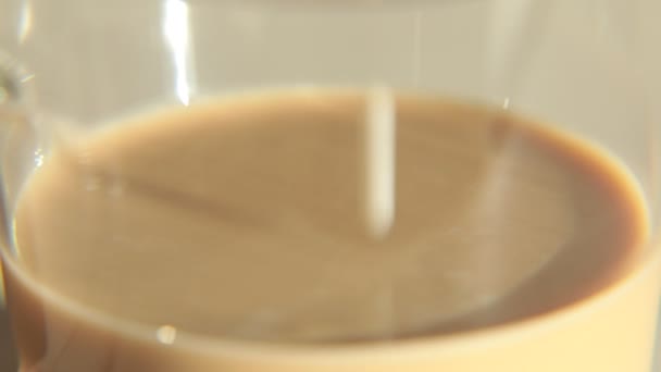 Крупный План Свежее Молоко Заполнения Прозрачные Стеклянные Кружки Смешивания Кофе — стоковое видео