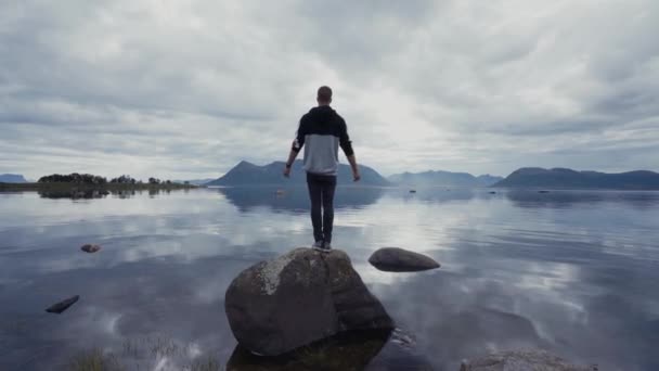 Homme Sur Rocher Dans Lac Paisible — Video