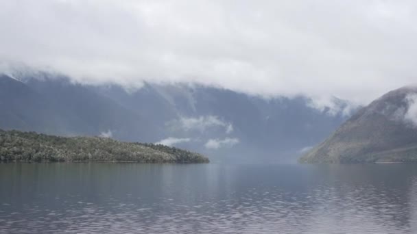 Jezero Obklopené Majestátními Mlhavými Horskými Útesy — Stock video