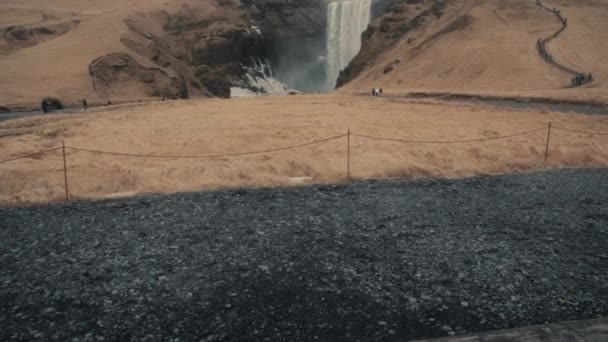 Безликий Чоловік Насолоджується Видом Водоспад Автомобіля — стокове відео