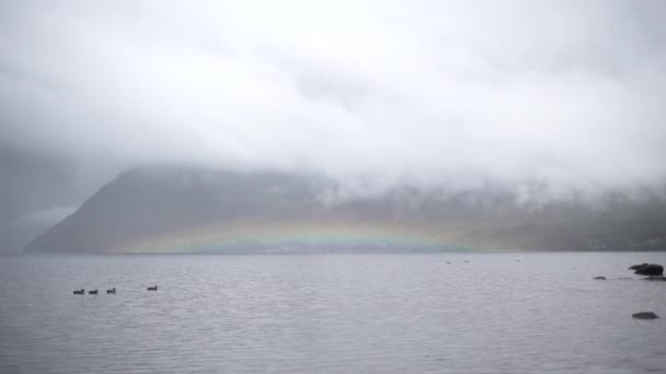 Meer Omgeven Door Majestueuze Mistige Bergkliffen — Stockvideo