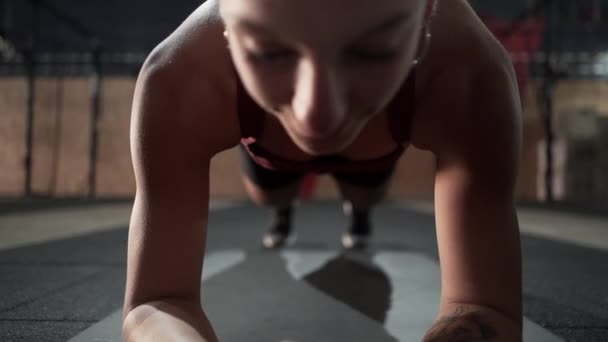 Jong Vrouw Doen Planking Oefening Sportschool — Stockvideo