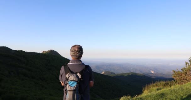 Homem Sênior Contemplando Pôr Sol Depois Estar Andando Montanha — Vídeo de Stock