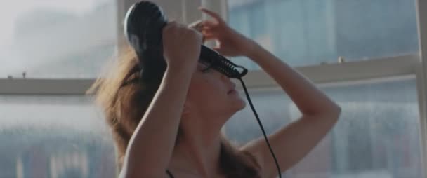 Красивая Молодая Женщина Помощью Фена Высушить Свои Длинные Волосы Дома — стоковое видео