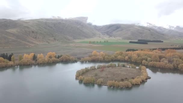 Sereno Vale Montanha Com Lago Árvores Coloridas Outono — Vídeo de Stock