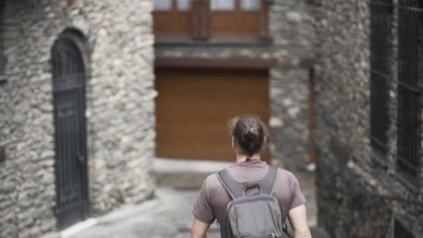 Vue Arrière Homme Voyageur Avec Sac Dos Marchant Sur Rue — Video