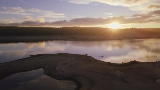 Ljus Sol Stiger Molnig Himmel Över Träsk Med Lugnt Vatten — Stockvideo