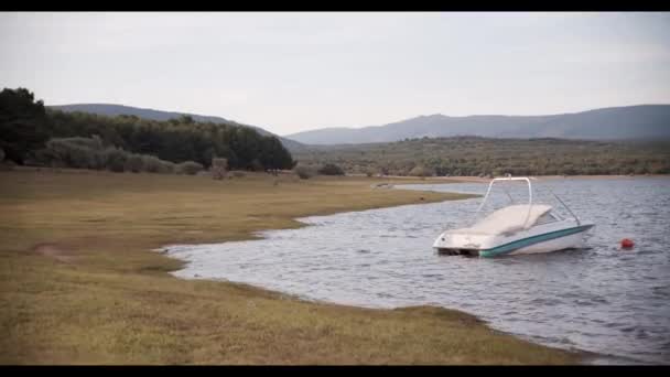 停泊中のボートと湖 — ストック動画