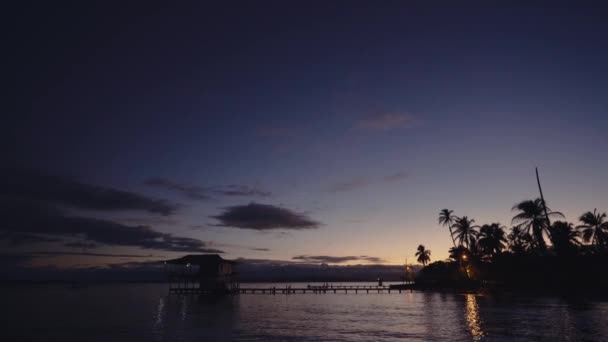 在平静的海水波涛中 漂亮的透视式木制码头和小房子景观 巴拿马 — 图库视频影像