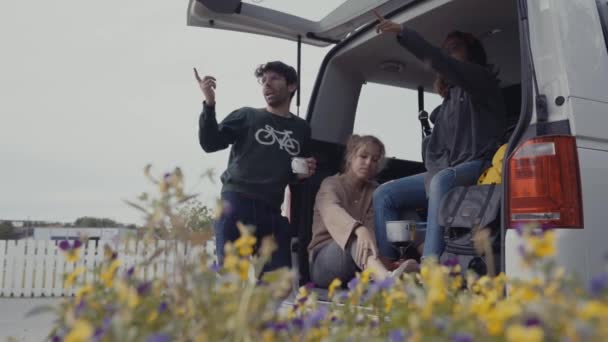 Young Travelers Car Trunk Mugs — Vídeos de Stock