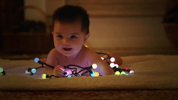 Dziecko Bawiące Się Lekką Girlandą Boże Narodzenie — Wideo stockowe