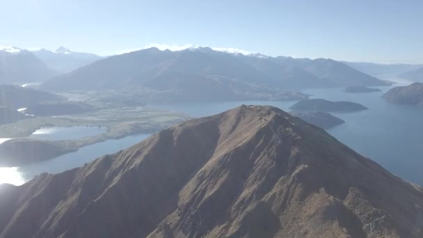 Danau Lembah Pegunungan Yang Indah Pada Hari Berawan — Stok Video