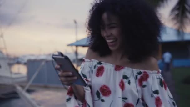 Mujer Sonriente Con Auriculares Usando Teléfono Inteligente — Vídeos de Stock