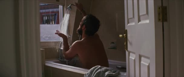 Joven Hombre Relajado Disfrutando Una Ducha Caliente Dentro Una Bañera — Vídeos de Stock