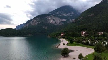 İtalya 'nın Dolomitler kentinde yuva yapmış Molveno Gölü' nün nefes kesici hava manzarası dingin turkuaz sular, yemyeşil yemyeşil ormanlar ve yüksek dağlık manzaralar sergiliyor..
