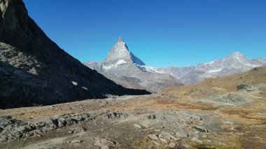 Matterhorn 'un heybetli bir şekilde yükselişinin heybetli görüntüsü sakin bir alp gölüne yansıyor. Uçsuz bucaksız dağ manzarası dingin güzelliğini arttırır..