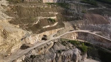 Bir dron, bu etkileyici doğal manzarayı tanımlayan karmaşık katmanlı araziyi ve dolambaçlı yolları ortaya çıkaran bir İtalyan taş ocağının çarpıcı üst görüntüsünü yakalar..