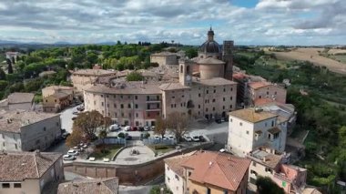 İnsansız hava araçlarının yakaladığı nefes kesen hava manzarasında yemyeşil alanlar ve yuvarlanan tepelerle çevrili pitoresk bir İtalyan kasabası sergileniyor. Antik mimari ve huzurlu kırsal bölge güzel bir şekilde harmanlanır..