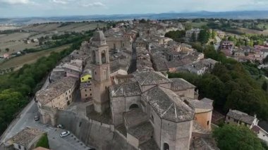 İtalya 'nın Marche eyaletinin büyüleyici tarihi bir kasabası olan Pollenza' nın hava manzarası, bereketli kırsal bölgeler ve yuvarlanan tepelerle çevrili geleneksel mimarisini gözler önüne seriyor..