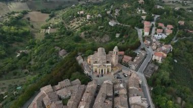 İtalya 'nın Marche ilinin pitoresk bir kasabası olan Pollenza' nın hava manzarası, yemyeşil manzaralar ve yuvarlanan tepelerle çevrili tarihi mimarisini gözler önüne seriyor..