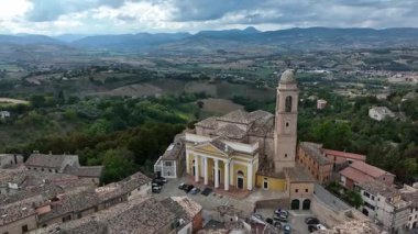 Pollenza 'nın havadan görünüşü, İtalya' nın Marche eyaletinde pitoresk bir kasaba. Büyüleyici tarihi binalar ve bereketli kırsal alanlar büyüleyici bir manzara yaratır..
