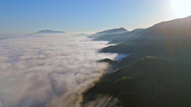 Les Praeres, Asturias 'ın sisle kaplı dağlarının hava manzarası, gün doğumunda ele geçirildi. Yumuşak sabah ışığı manzarayı yıkıyor, dingin ve ruhani bir manzara yaratıyor..