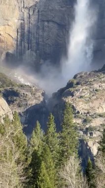 Yosemite Ulusal Parkı, Kaliforniya 'daki Yosemite Ulusal Parkı' ndaki kayalara vuran engebeli bir uçurumdan dökülen Yosemite 'nin muhteşem manzarası..